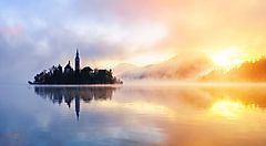 Lago Bled al tramonto con isola e chiesa in Slovenia.