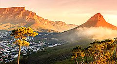 Veduta di montagne al tramonto in Sudafrica.