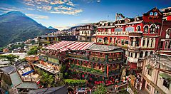 Vista di edifici tradizionali a Taiwan tra le montagne.