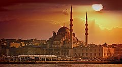 Moschea al tramonto in Turchia con cielo arancione.