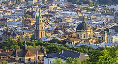Vista panoramica di una città in Ucraina con edifici storici e cupole.