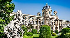 Il Museo di Storia dell'Arte di Vienna con giardino e statue.