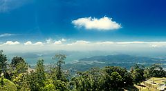 Vista panoramica dell'isola di Langkawi con colline e mare.