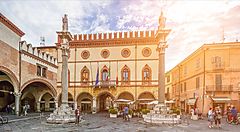 La piazza centrale di Ravenna con edifici storici e colonne.