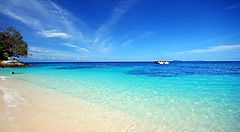 Spiaggia con mare turchese e cielo azzurro all'isola di Redang.