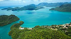 Arcipelago con lussureggianti isole verdi e mare turchese in Malesia.
