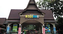 Ingresso del Mini Malaysia & ASEAN Cultural Park con bandiere malesi.