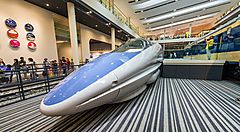 Un treno proiettile esposto in un museo di Kyoto.