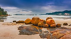 Spiaggia rocciosa nel Parco Nazionale di Penang al tramonto.