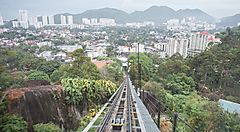 Vista dalla funicolare di Penang Hill con paesaggio urbano sullo sfondo.