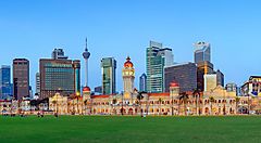Skyline e campo verde di Piazza Merdeka a Kuala Lumpur.