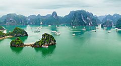 Baia di Ha Long in Vietnam con isole e barche sul mare.
