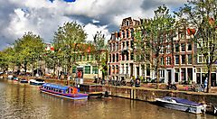 Case tradizionali lungo un canale ad Amsterdam.