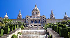 Il Palazzo Nazionale a Barcellona con fontane e giardini.