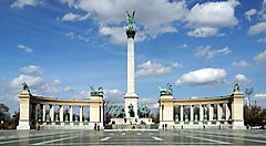 Piazza degli Eroi a Budapest con il monumento al centro.