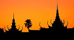 Sagome di templi in Cambogia al tramonto.