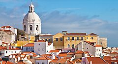 I tetti rossi di Lisbona con in primo piano la cupola del Panteão Nacional.