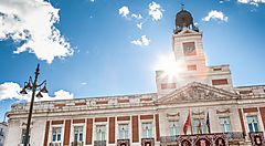 L'edificio della Puerta del Sol a Madrid con il sole dietro.