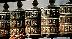 Ruote di preghiera con iscrizioni in Nepal.
