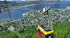 Funivia sopra una città costiera in Norvegia con vista sul fiordo.