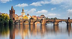 Ponte Carlo a Praga riflesso nel fiume Moldava.