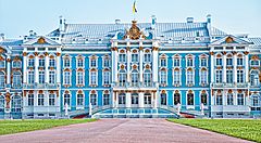 Il Palazzo di Caterina in Russia con facciata blu e dettagli dorati.