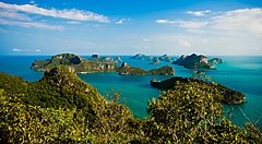Isole tropicali immersi nel mare blu in Thailandia.