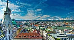 Veduta panoramica di Vienna con cielo azzurro e nuvole.