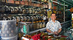 Negozio di erboristeria in Malesia con scaffali pieni di barattoli.