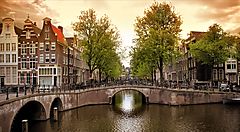 Tramonto su un canale con ponte ad Amsterdam.