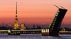 Ponte levatoio di San Pietroburgo al tramonto.