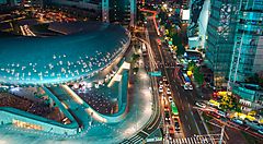 Strade illuminate e edifici moderni a Seoul di sera.