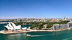 Veduta del Sydney Harbour con l'Opera House e edifici circostanti.
