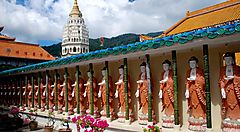 Statue nel Tempio Kek Lok Si a Penang, con pagoda sullo sfondo.