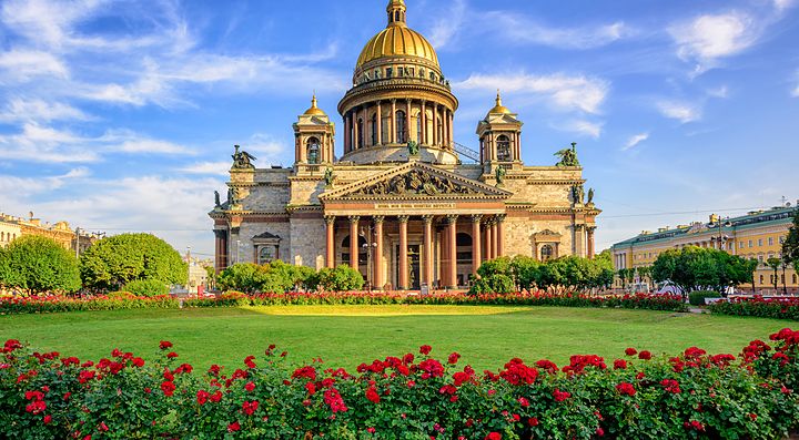 Cattedrale di Sant'Isacco a San Pietroburgo, Russia, con giardino fiorito.
