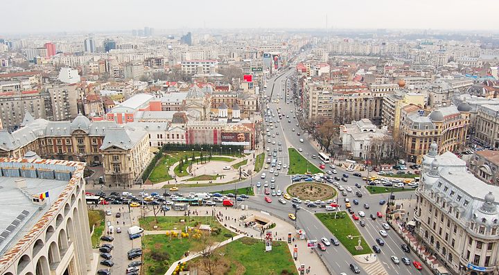 Vista panoramica del traffico in una piazza di Bucarest.