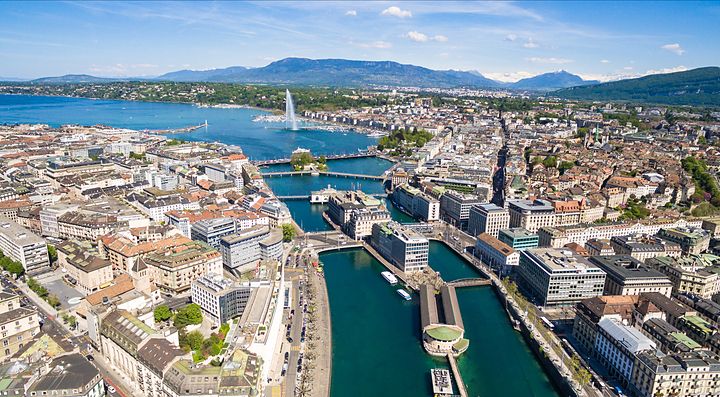 Vista aerea del centro di Ginevra con il Lago Lemano e il Jet d'Eau.
