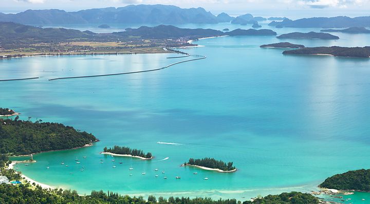 Veduta aerea delle isole di Langkawi circondate dal mare azzurro.