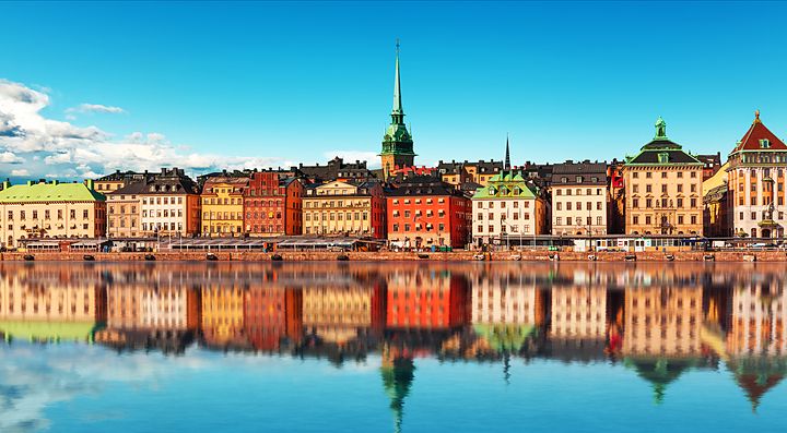 Edifici colorati riflessi sull'acqua a Stoccolma, Svezia.