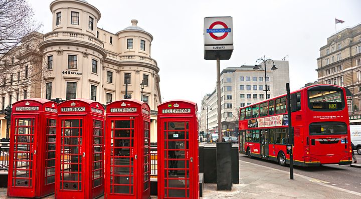 Cabine telefoniche rosse e un autobus a due piani a Londra.