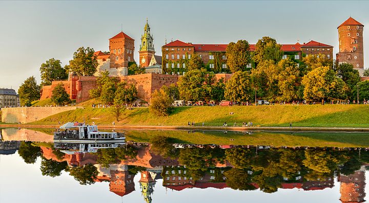 Castello di Wawel a Cracovia riflesso nel fiume con barca.