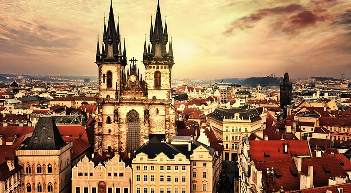 Panorama di Praga con la chiesa di Santa Maria di Týn al tramonto.