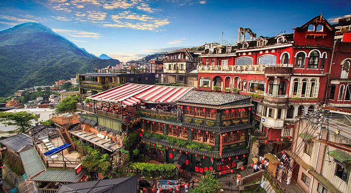 Vista di edifici tradizionali a Taiwan tra le montagne.
