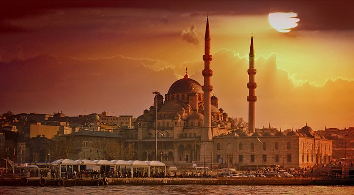 Moschea al tramonto in Turchia con cielo arancione.