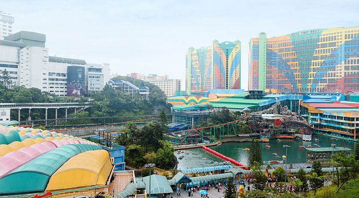 Veduta di edifici colorati e parco a Genting Highlands in Malesia.