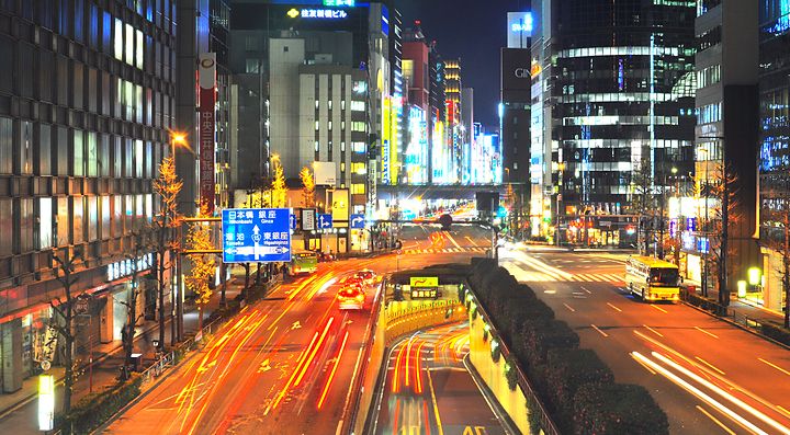 Strade illuminate di notte in una città del Giappone.