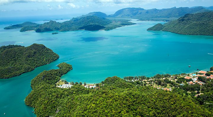 Arcipelago con lussureggianti isole verdi e mare turchese in Malesia.