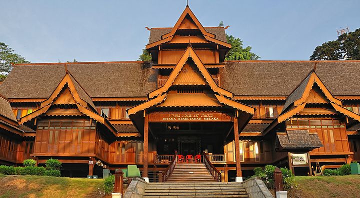 Palazzo del Sultanato di Malacca con architettura tradizionale.