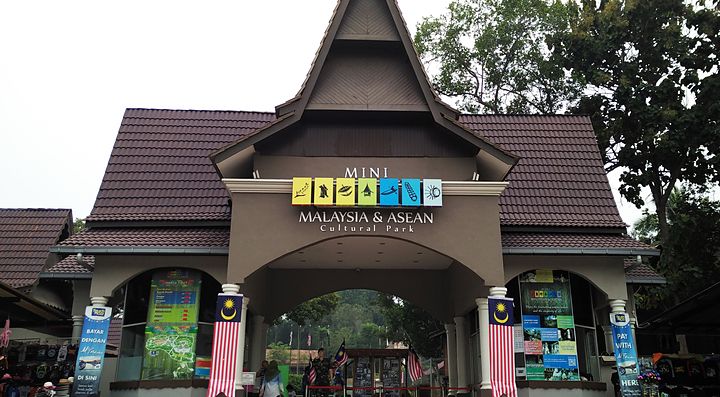 Ingresso del Mini Malaysia & ASEAN Cultural Park con bandiere malesi.
