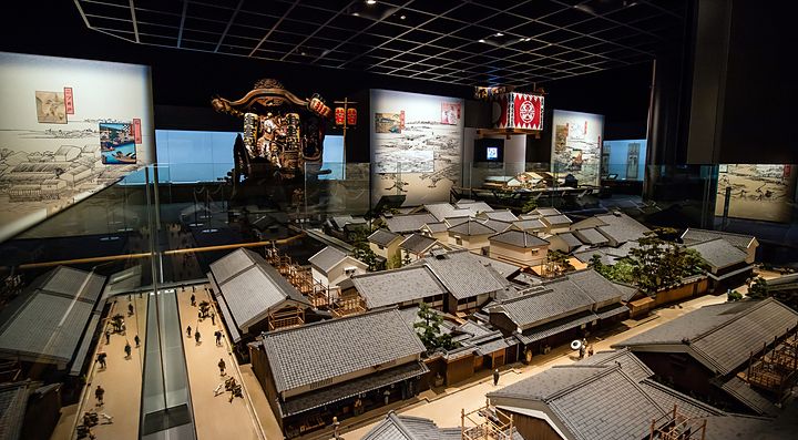 Modello in scala di un vecchio quartiere giapponese in un museo di Osaka.